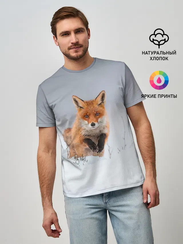 Лисица прыгает по снегу