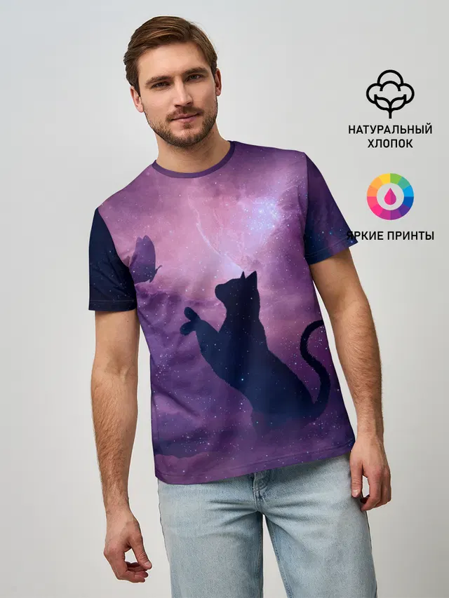 Кошка играет с бабочкой