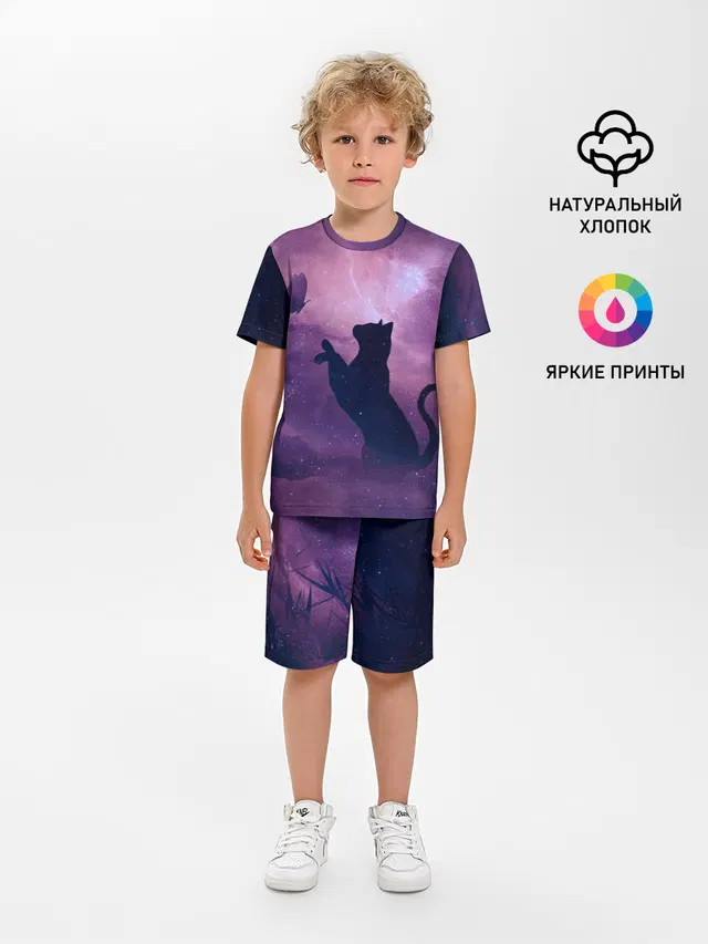 Кошка играет с бабочкой