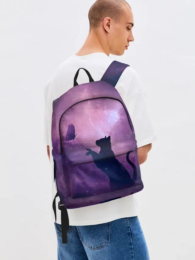 Кошка играет с бабочкой