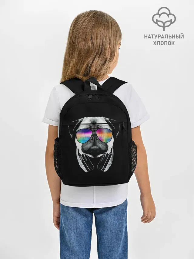 Мопс в наушниках