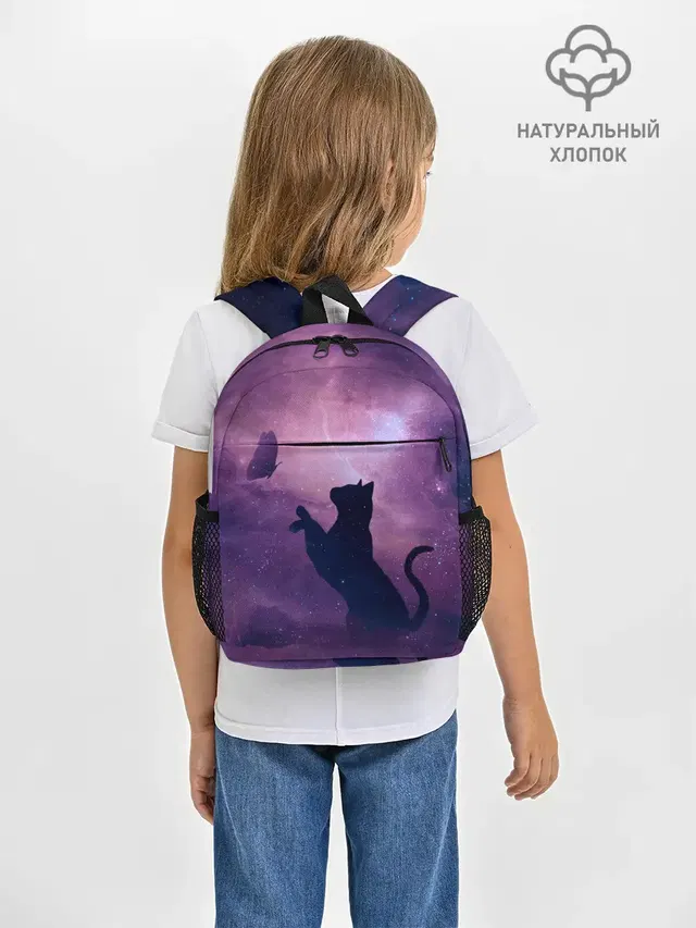 Кошка играет с бабочкой