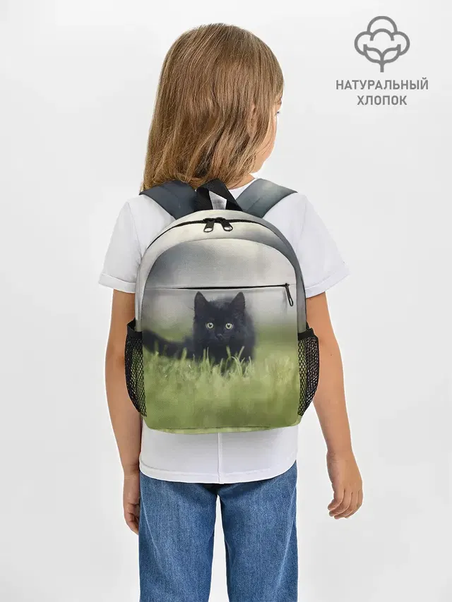 черный кот на лугу