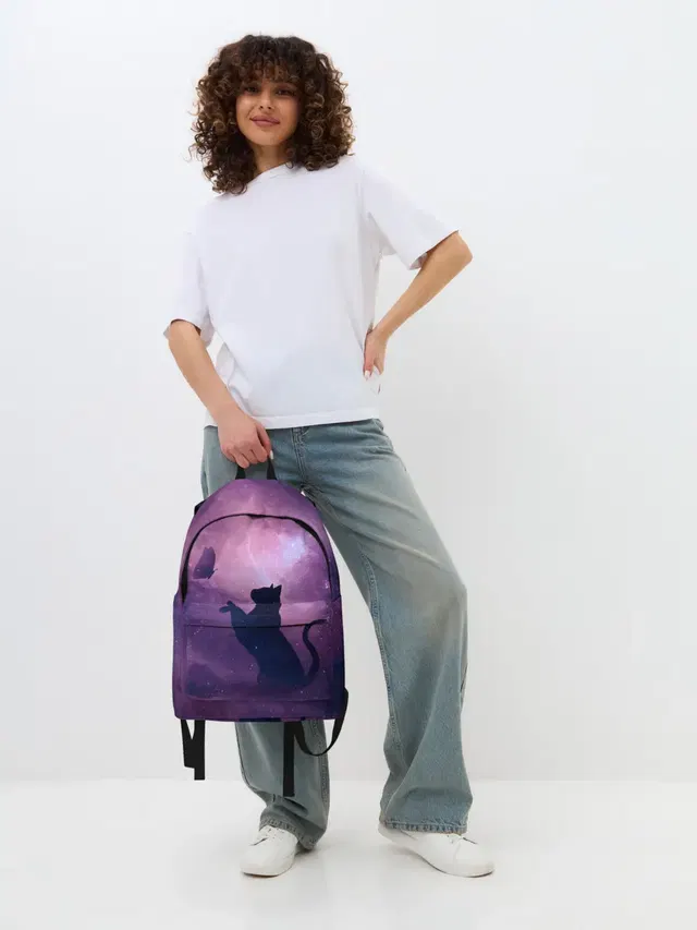Кошка играет с бабочкой