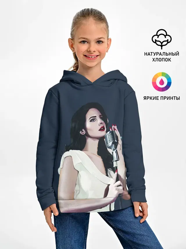 Лана с микрофоном