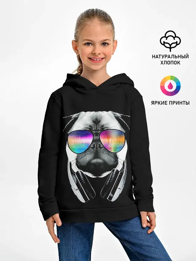 Мопс в наушниках