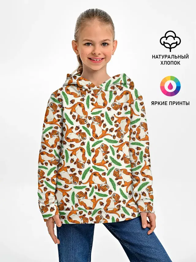Тигрята, еловые ветки и желуди