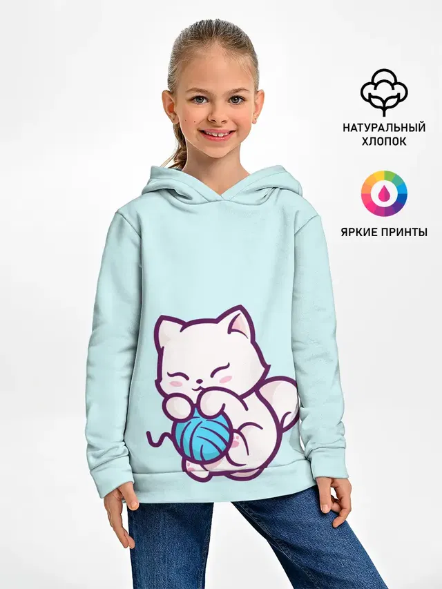 Белый котенок с клубком милый