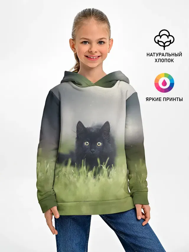 черный кот на лугу