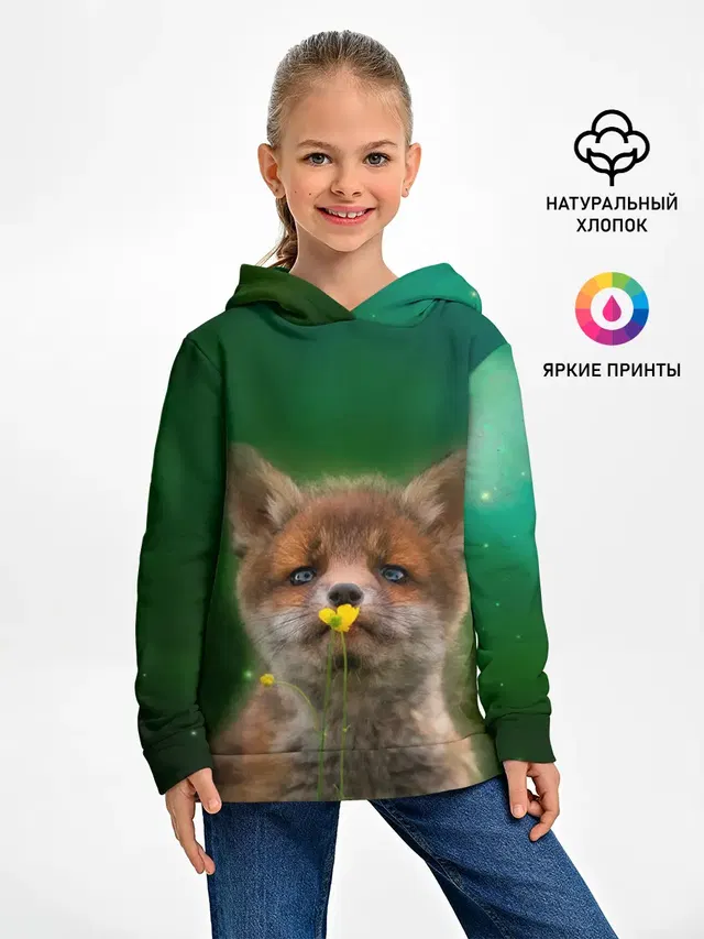 Лисенок нюхает цветок