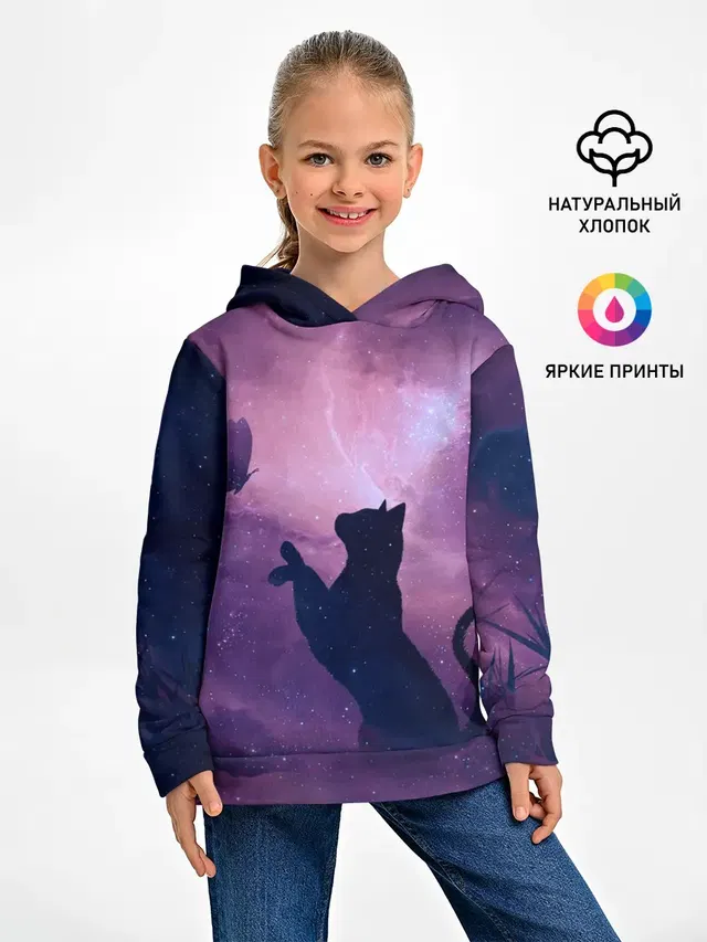 Кошка играет с бабочкой