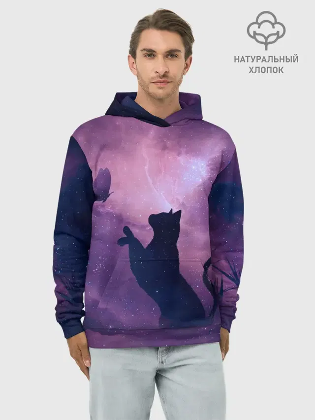 Кошка играет с бабочкой