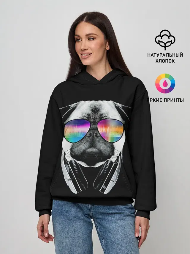 Мопс в наушниках