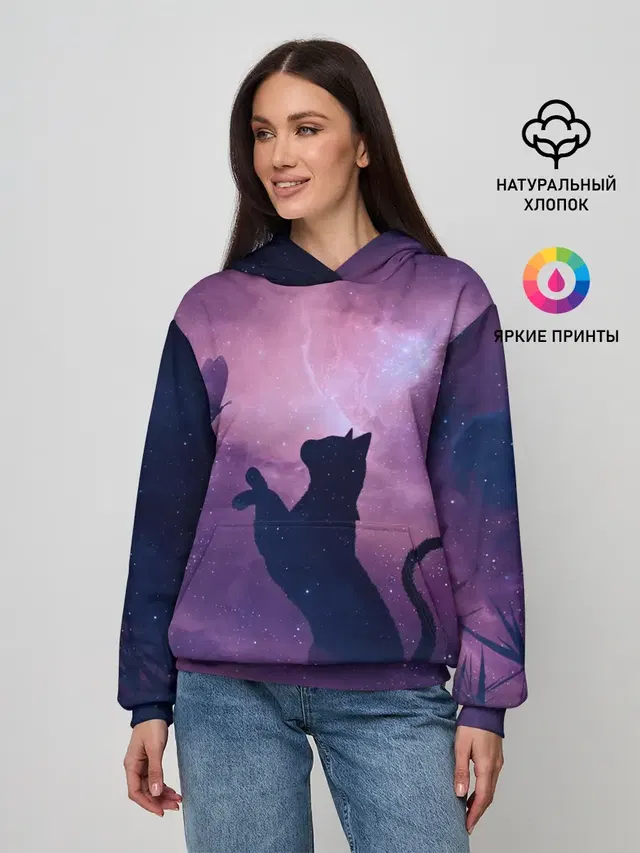 Кошка играет с бабочкой