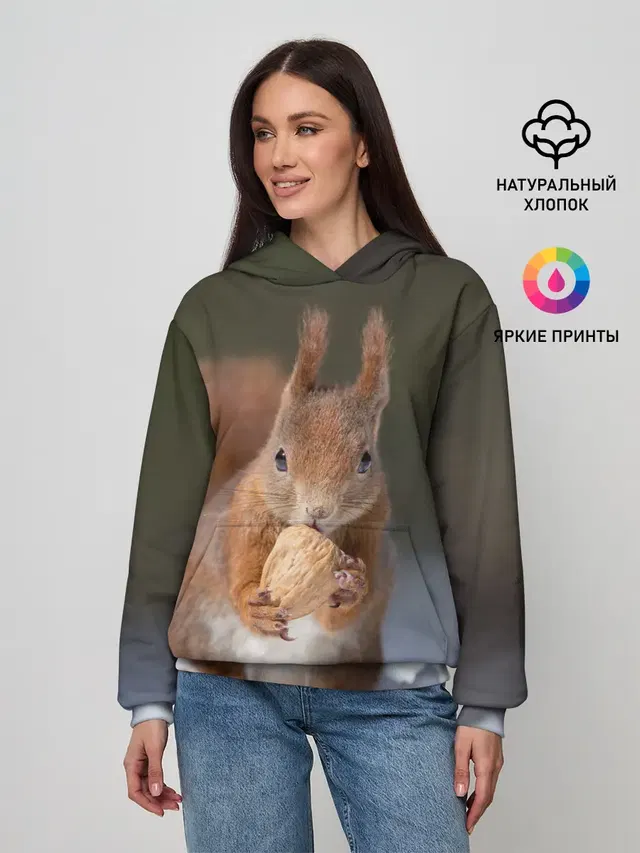 белка с орехом на снегу