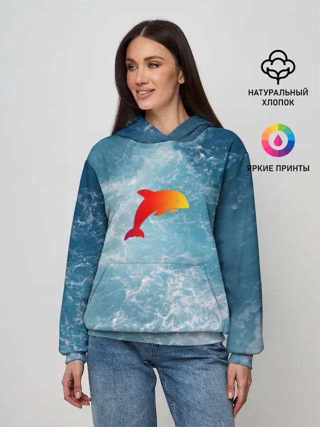 Дельфин в море