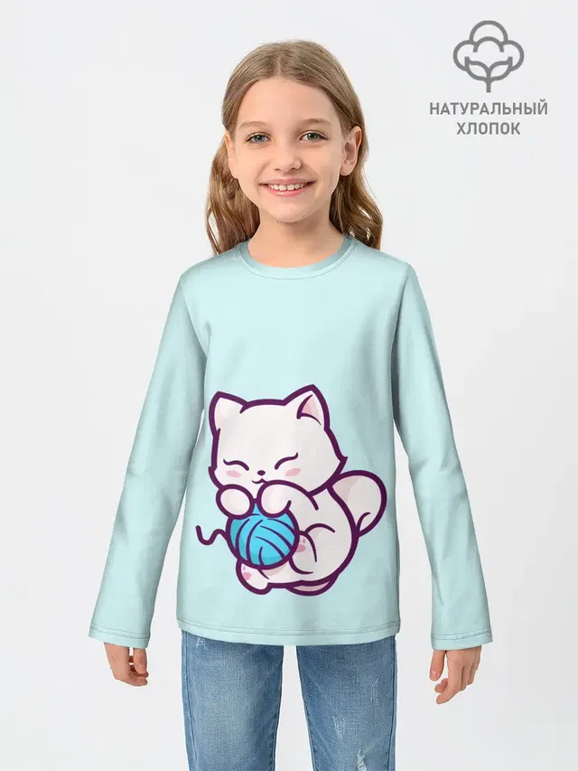 Белый котенок с клубком милый