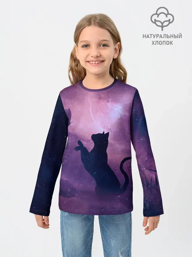 Кошка играет с бабочкой