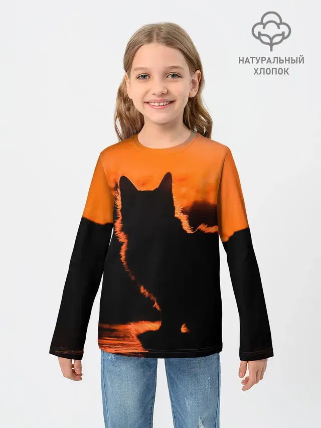 Котенок на фоне заката