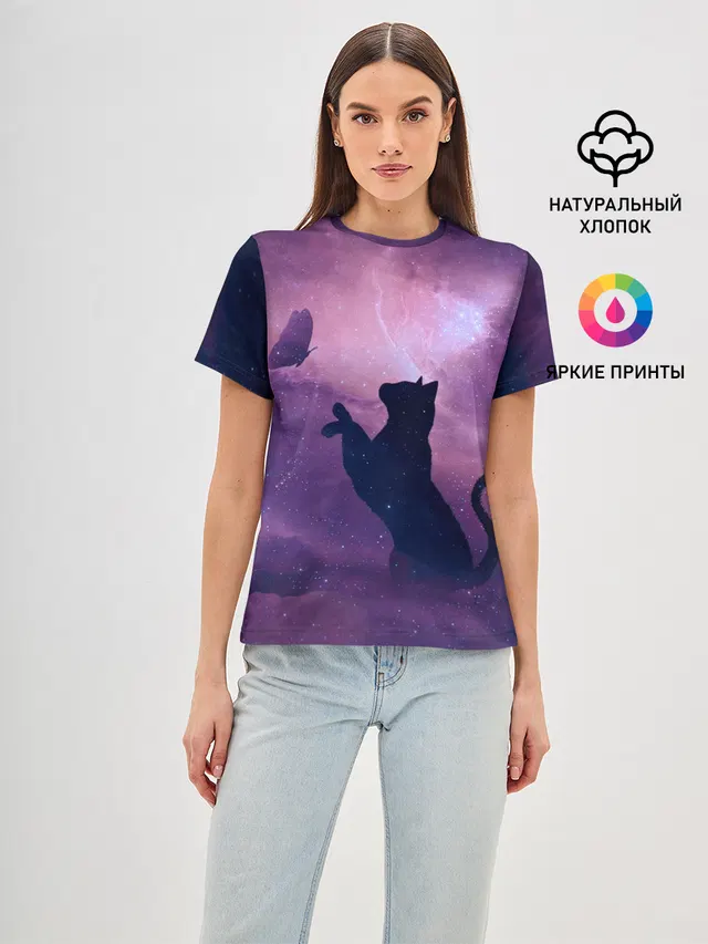 Кошка играет с бабочкой