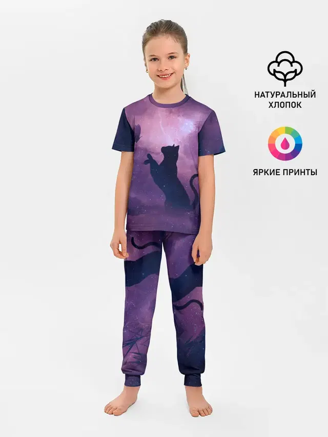 Кошка играет с бабочкой