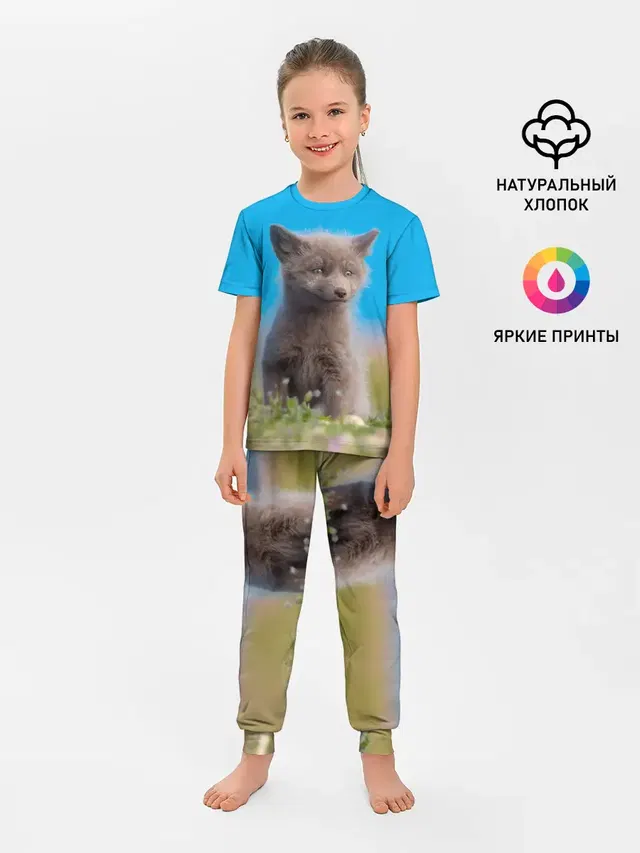 Смешной лисенок