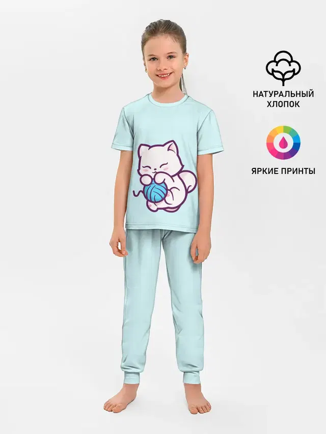 Белый котенок с клубком милый