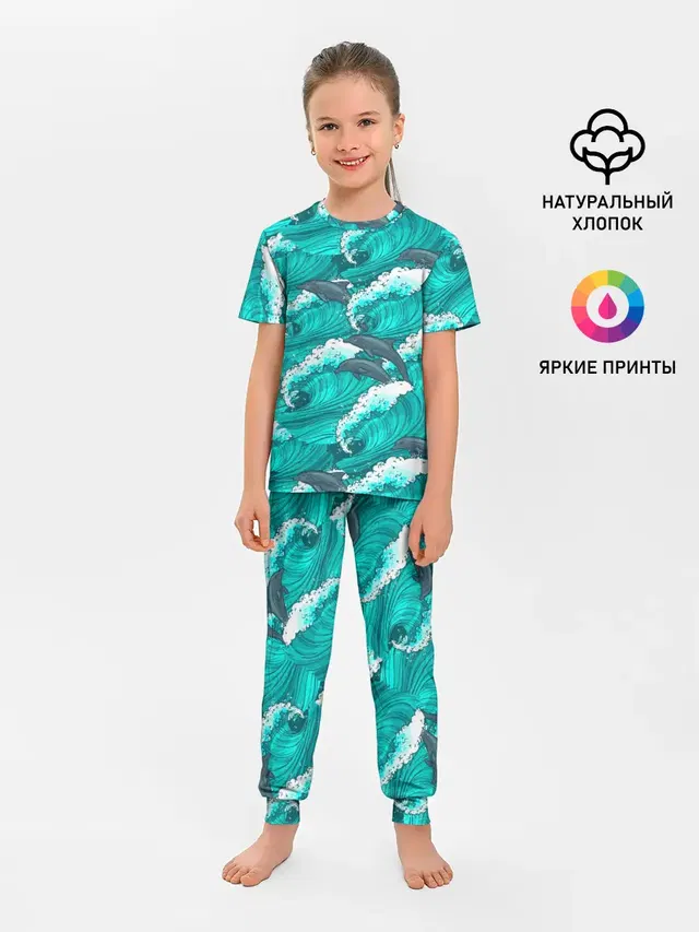 Дельфины в море