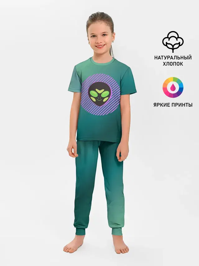 Инопланетяша на зеленом фоне