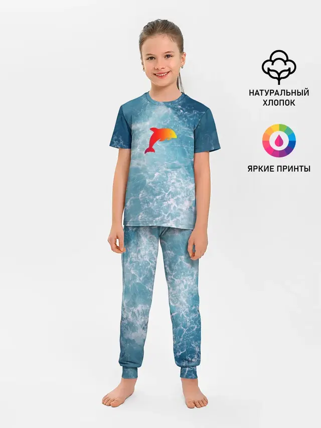 Дельфин в море