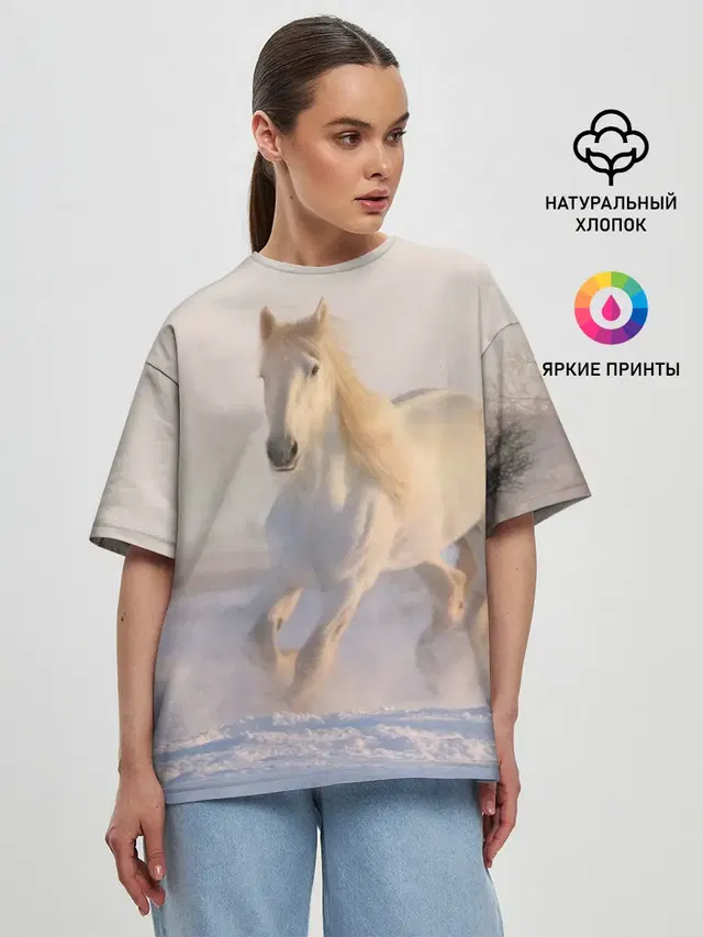 Белая лошадь на снегу