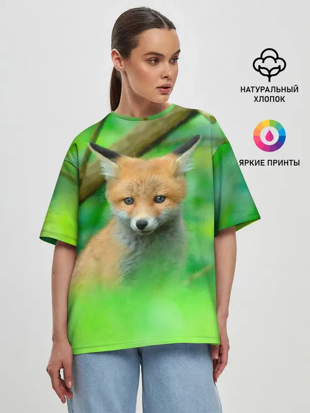 Лисенок в зеленом лесу