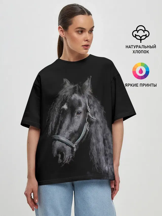 Лошадь на черном фоне