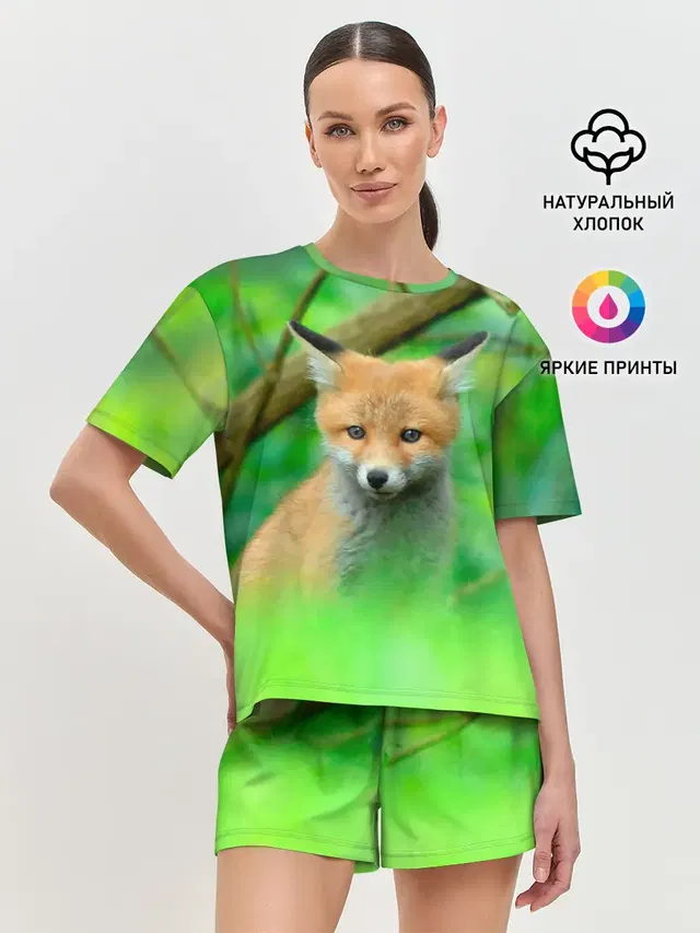 Лисенок в зеленом лесу